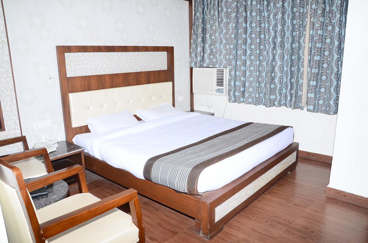 Hotel Opulence Pathānkot Kültér fotó