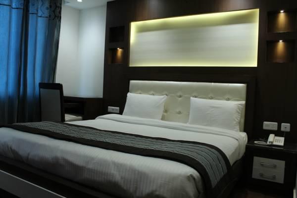 Hotel Opulence Pathānkot Kültér fotó