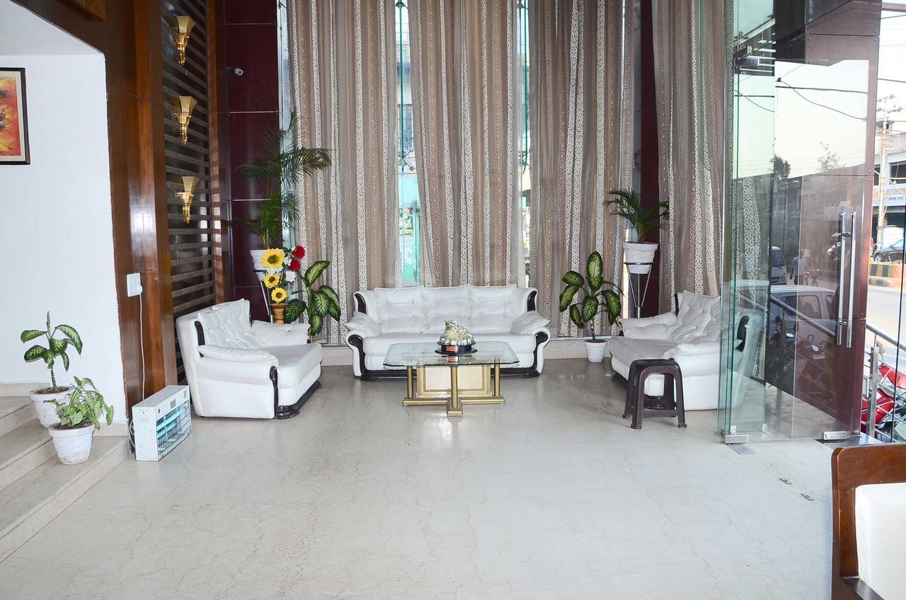 Hotel Opulence Pathānkot Kültér fotó